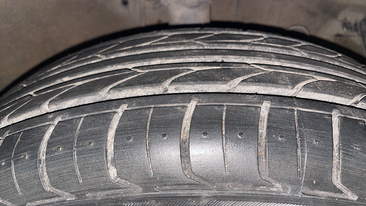 Used 2013 Hyundai i20 Magna (O) 1.2 Petrol Manual tyres RIGHT FRONT TYRE TREAD VIEW