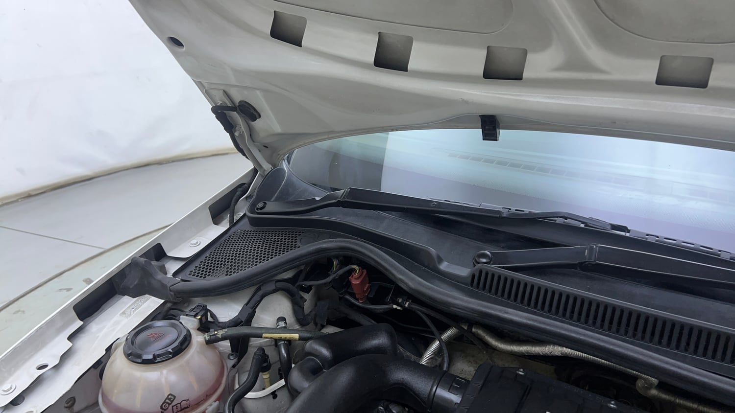 Used 2019 Volkswagen Ameo Highline1.0L (P) Petrol Manual engine ENGINE RIGHT SIDE HINGE & APRON VIEW