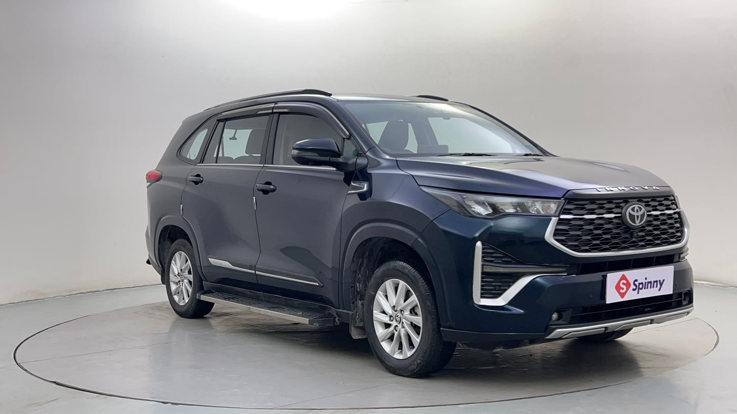 Used 2024 Toyota Innova Hycross GX (O) 7 STR Petrol Automatic exterior RIGHT FRONT CORNER VIEW
