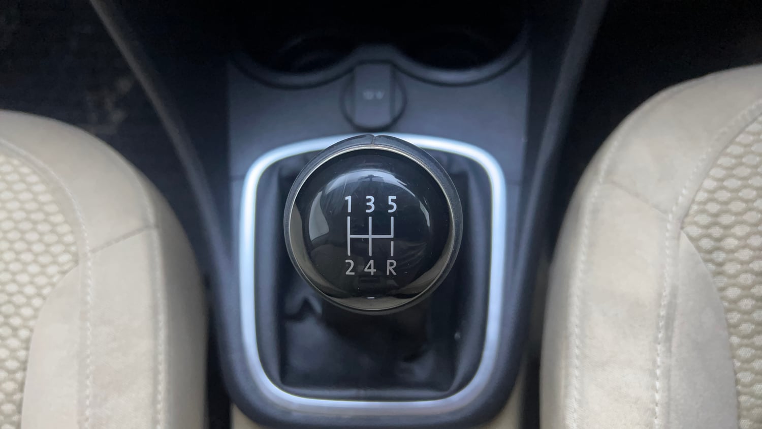 Used 2019 Volkswagen Ameo Highline1.0L (P) Petrol Manual interior GEAR  KNOB VIEW