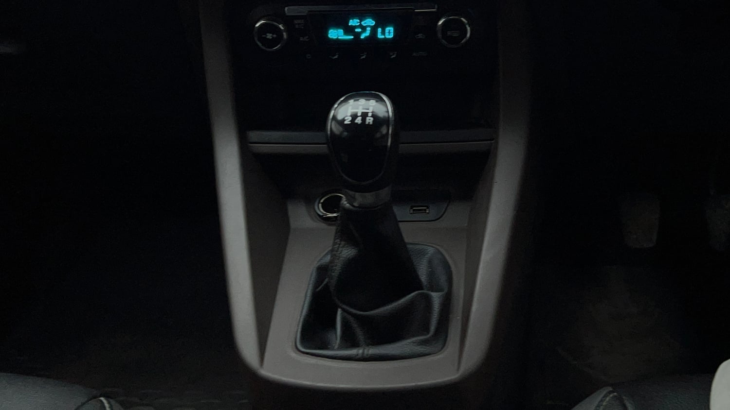 Used 2019 Ford Freestyle Titanium 1.2 Ti-VCT Petrol Manual interior GEAR  KNOB VIEW