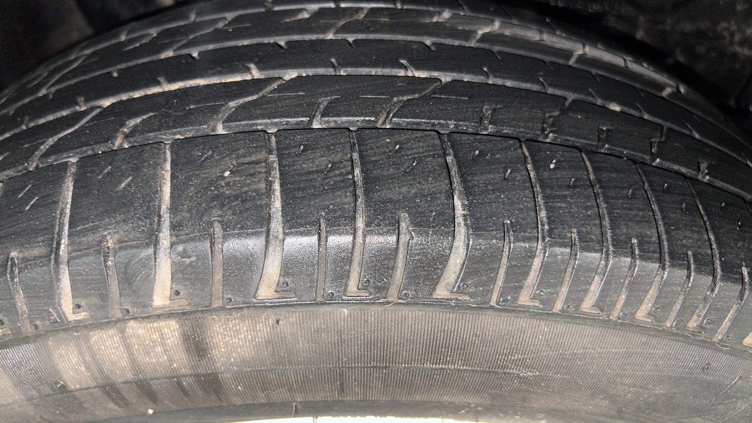 Used 2024 Toyota Innova Hycross GX (O) 7 STR Petrol Automatic tyres RIGHT REAR TYRE TREAD VIEW