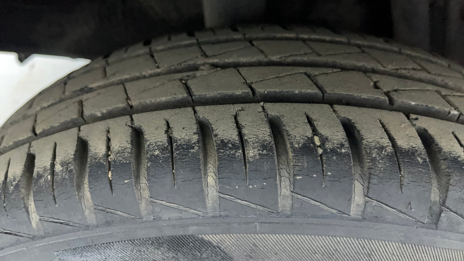 Used 2022 Renault Kwid RXT 1.0 AMT Petrol Automatic tyres RIGHT REAR TYRE TREAD VIEW