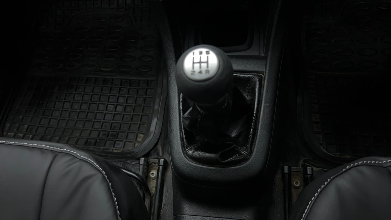 Used 2016 Maruti Suzuki Swift VXi Petrol Manual interior GEAR  KNOB VIEW