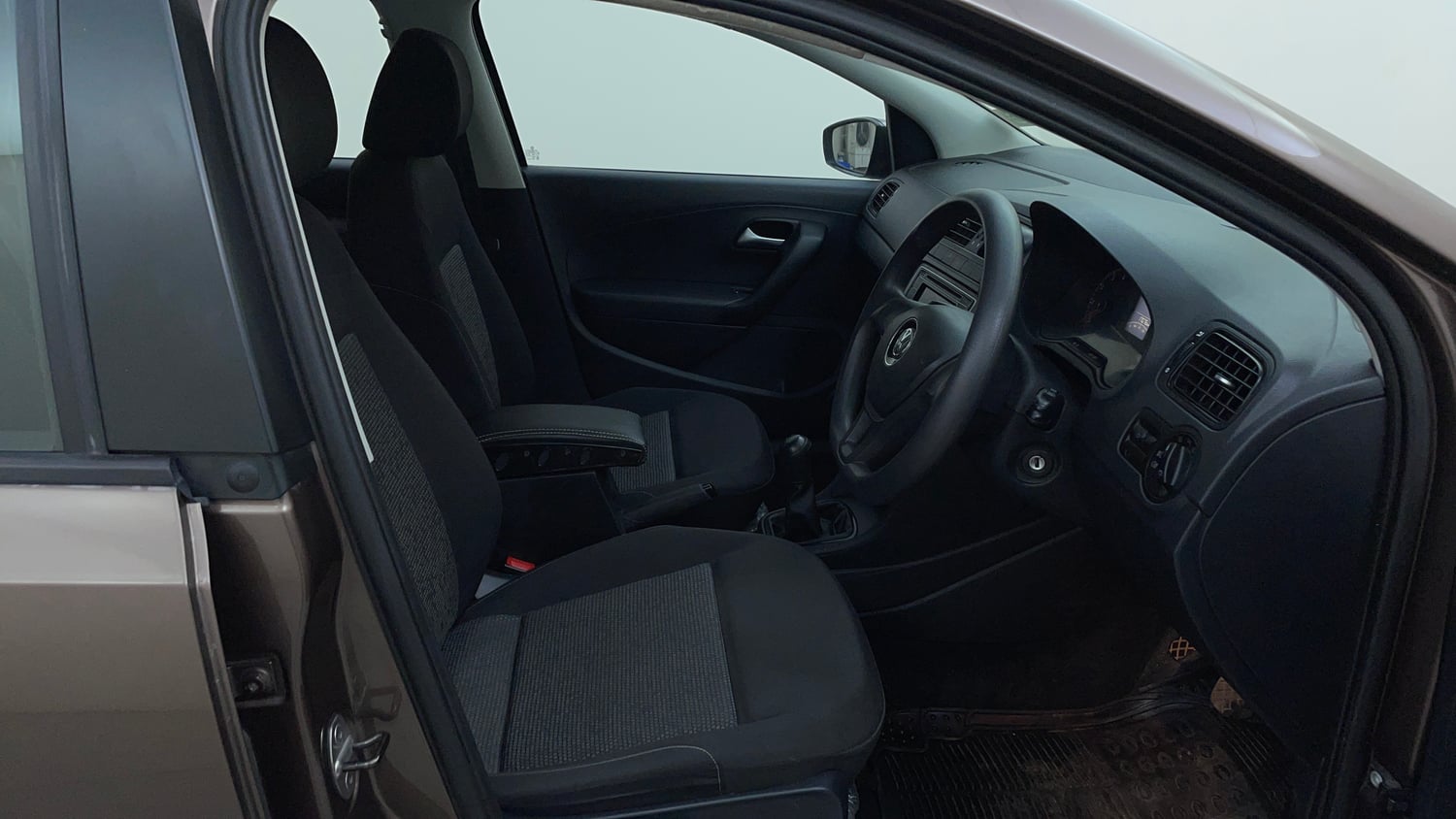 Used 2016 Volkswagen Polo Comfortline 1.2L (P) Petrol Manual interior RIGHT SIDE FRONT DOOR CABIN VIEW