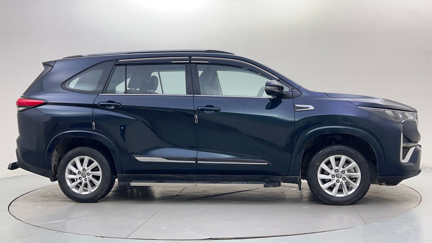 Used 2024 Toyota Innova Hycross GX (O) 7 STR Petrol Automatic exterior RIGHT SIDE VIEW