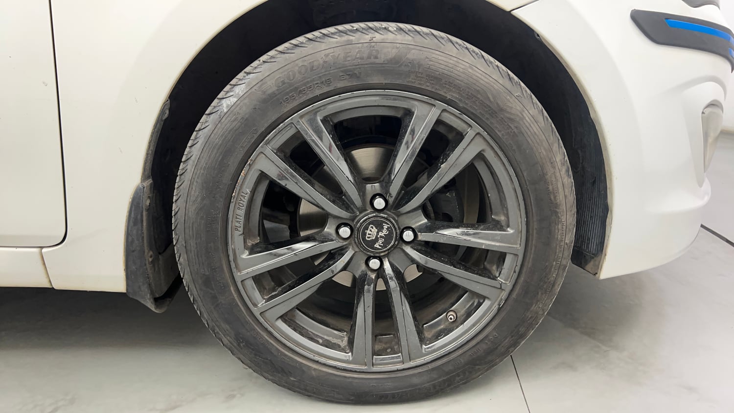 Used 2016 Hyundai Verna 1.6 CRDI S AT Diesel Automatic tyres RIGHT FRONT TYRE RIM VIEW