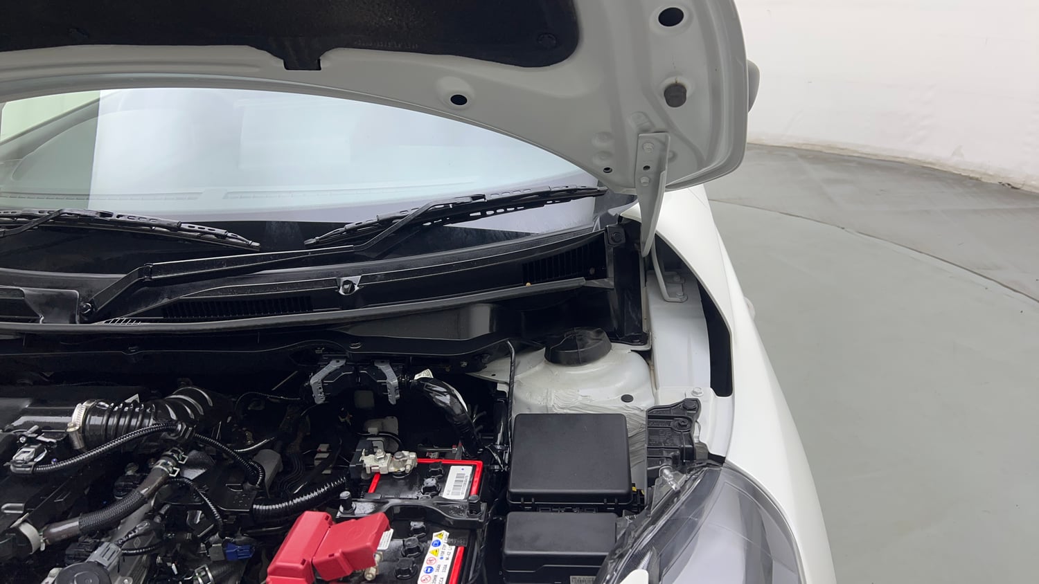 Used 2026 Maruti Suzuki Swift LXi Petrol Manual engine ENGINE LEFT SIDE HINGE & APRON VIEW
