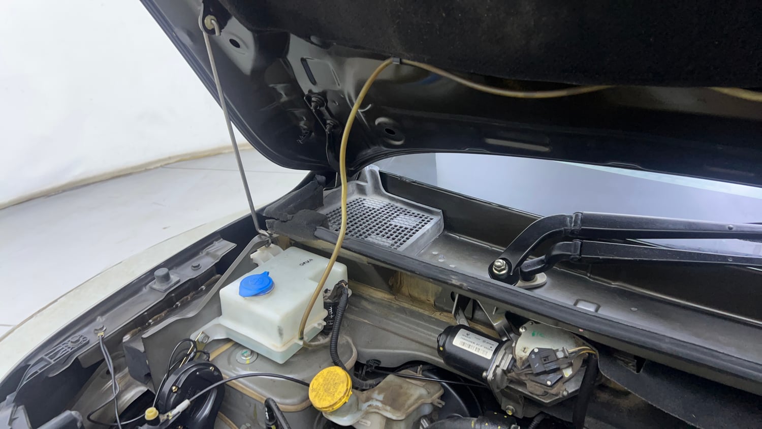 Used 2019 Renault Kwid 1.0 RXT AMT Opt Petrol Automatic engine ENGINE RIGHT SIDE HINGE & APRON VIEW