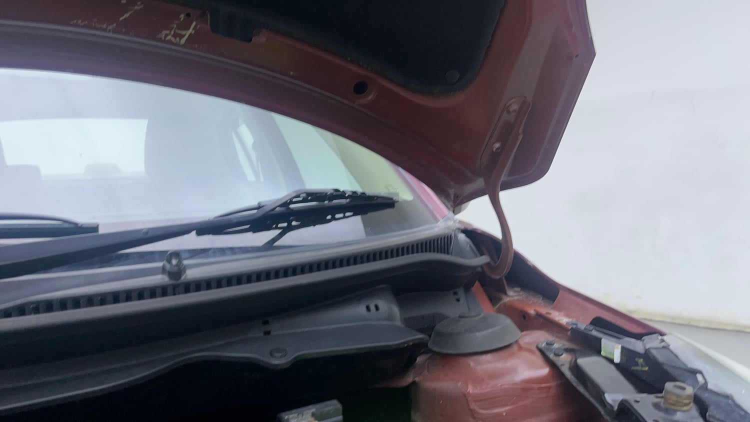 Used 2016 Maruti Suzuki Swift VXi Petrol Manual engine ENGINE LEFT SIDE HINGE & APRON VIEW