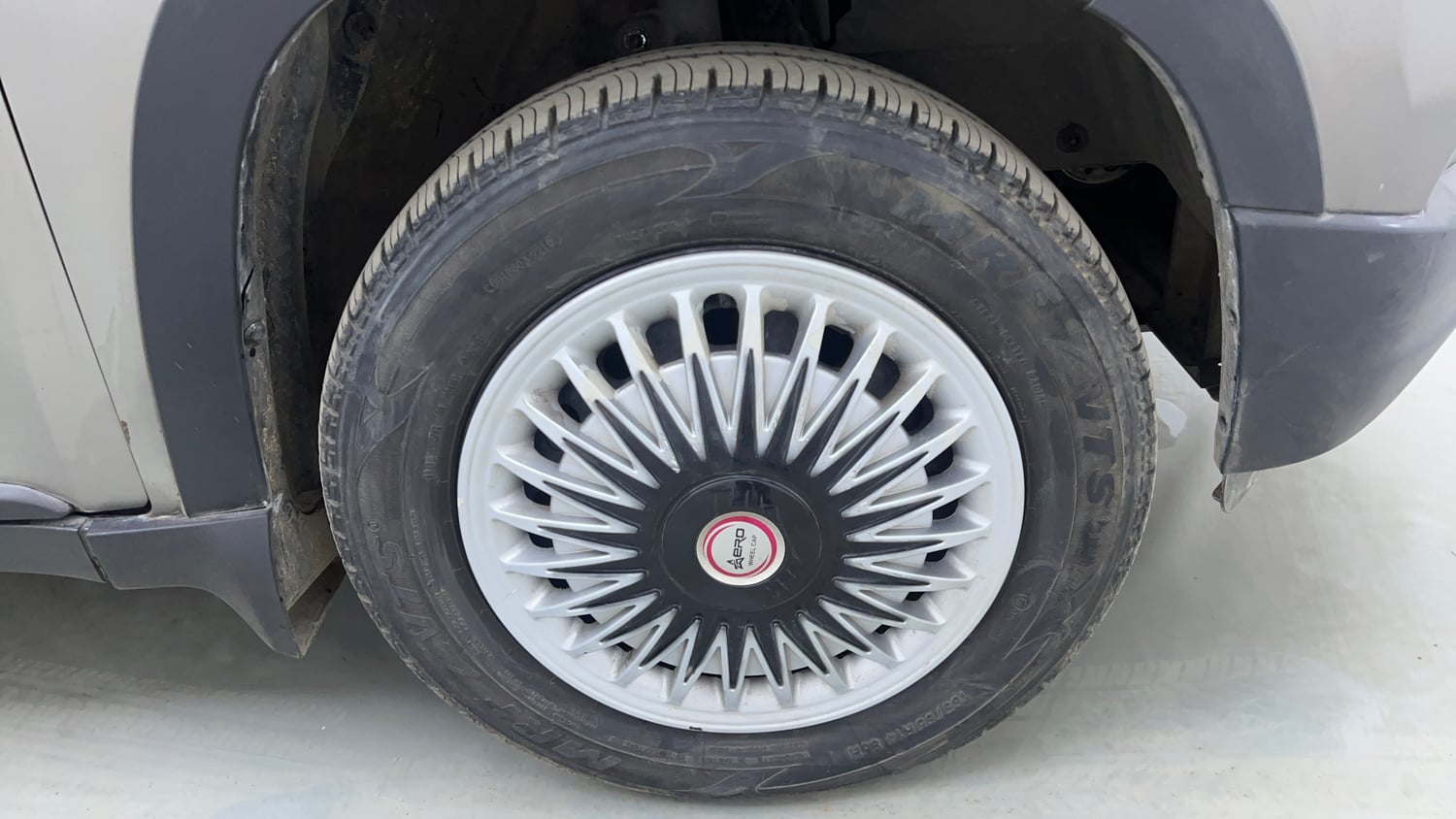 Used 2016 Mahindra KUV100 K6+ 6 STR Petrol Manual tyres RIGHT FRONT TYRE RIM VIEW
