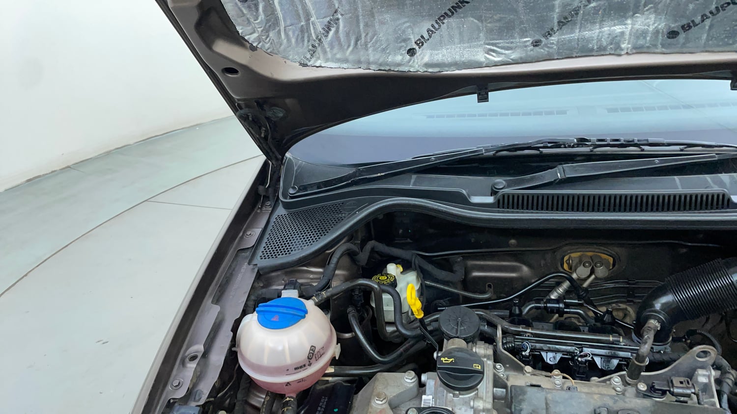 Used 2016 Volkswagen Polo Comfortline 1.2L (P) Petrol Manual engine ENGINE RIGHT SIDE HINGE & APRON VIEW