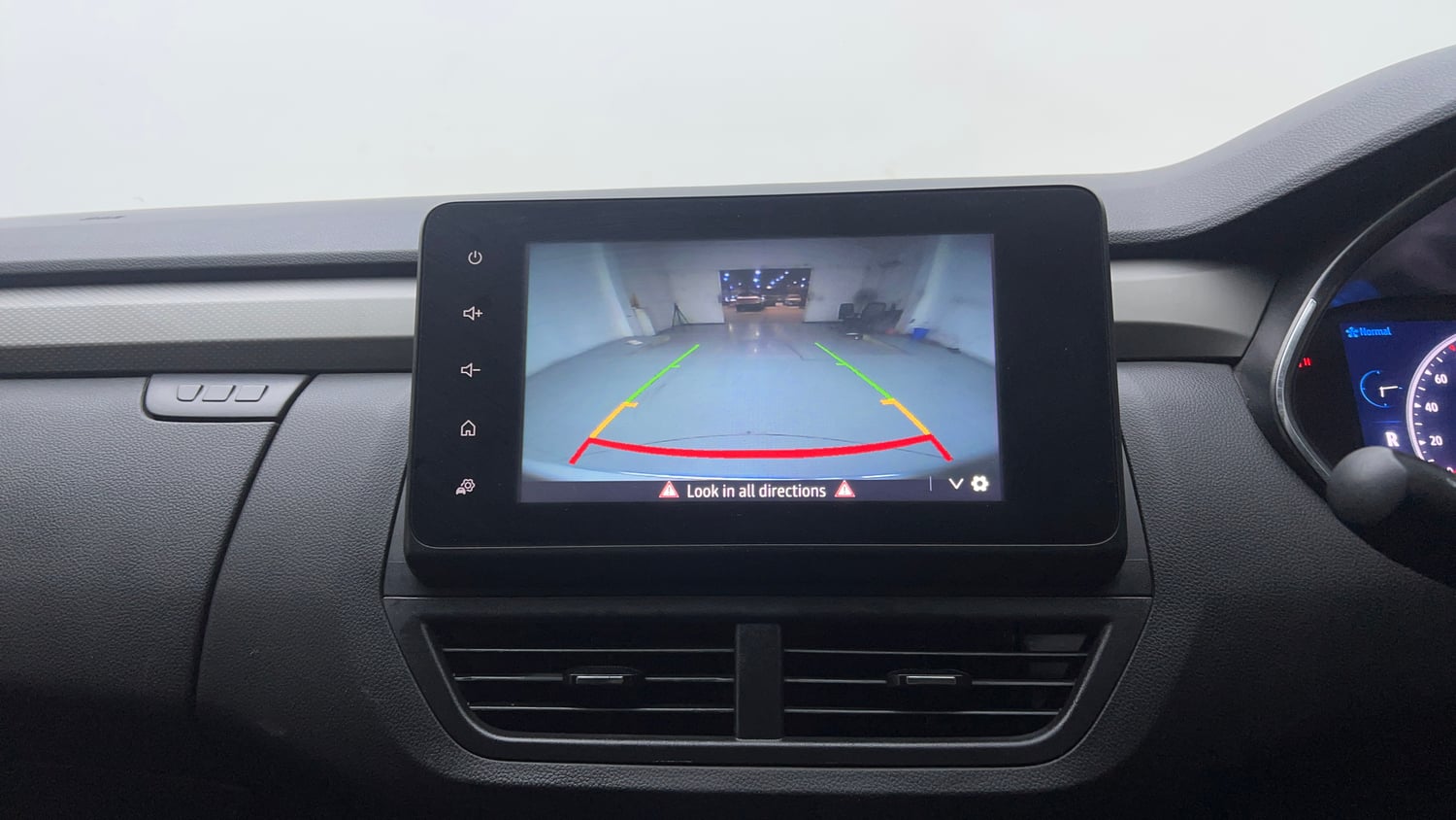 Used 2021 Renault Kiger RXZ Turbo CVT Petrol Automatic top_features Rear camera