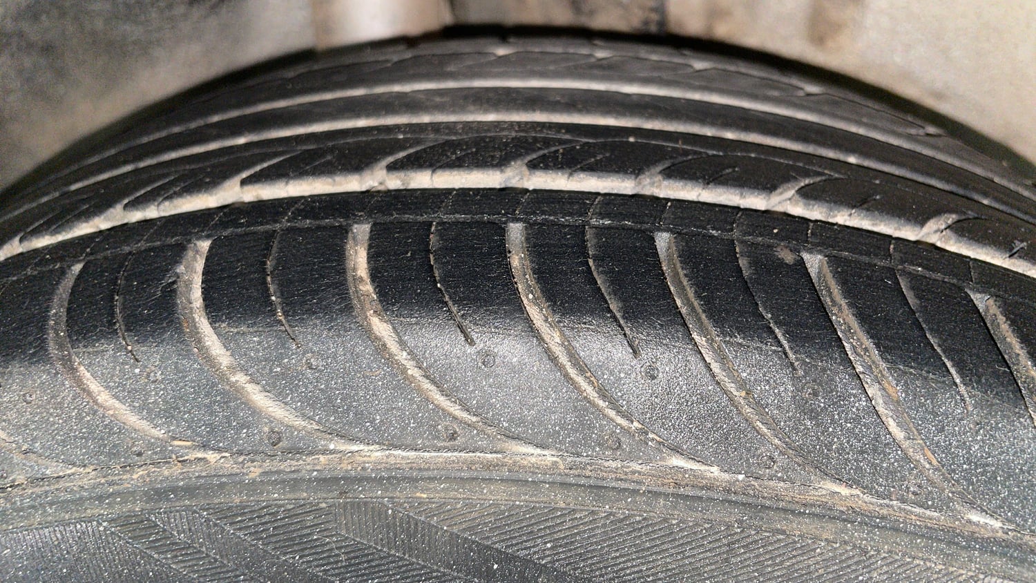 Used 2014 Ford Figo Duratorq Diesel ZXI 1.4 Diesel Manual tyres RIGHT REAR TYRE TREAD VIEW