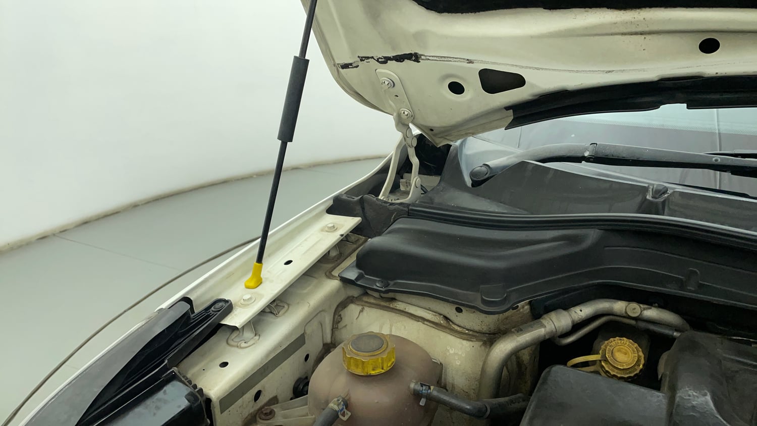 Used 2022 Mahindra XUV 300 W8 (O) 1.5 Diesel AMT Diesel Automatic engine ENGINE RIGHT SIDE HINGE & APRON VIEW