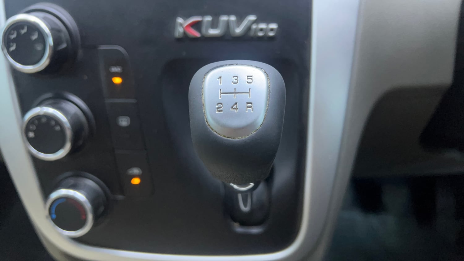 Used 2016 Mahindra KUV100 K6+ 6 STR Petrol Manual interior GEAR  KNOB VIEW