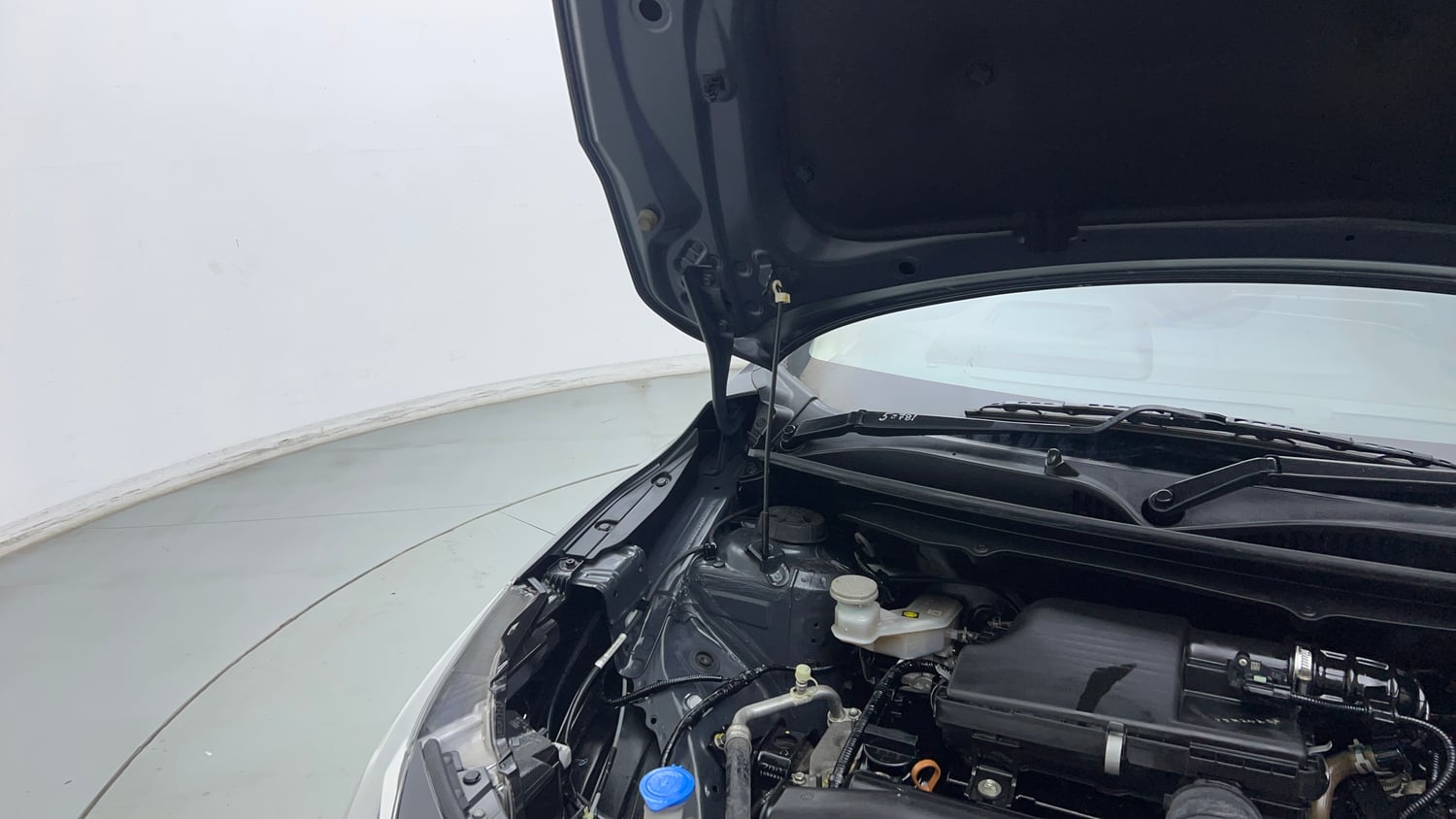 Used 2023 Maruti Suzuki Baleno Alpha MT Petrol Manual engine ENGINE RIGHT SIDE HINGE & APRON VIEW