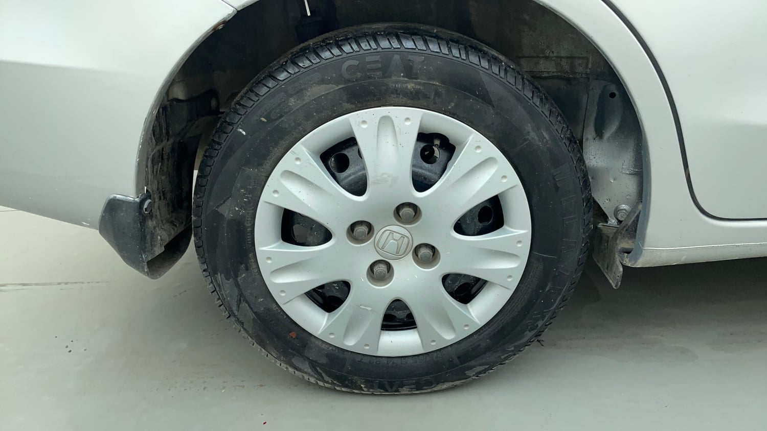 Used 2014 Honda Amaze 1.2 S i-VTEC Petrol Manual tyres RIGHT REAR TYRE RIM VIEW