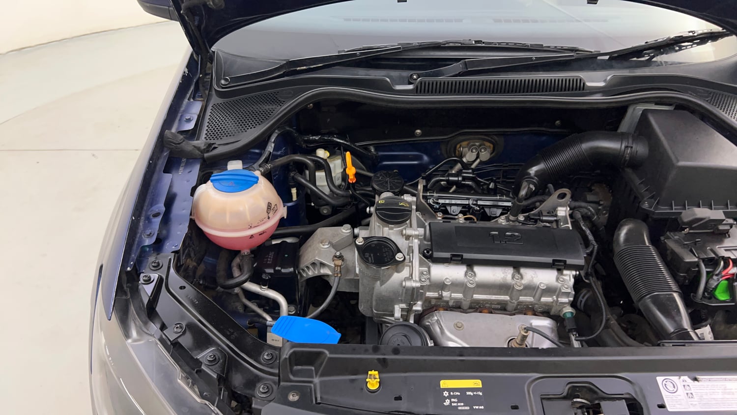 Used 2014 Volkswagen Polo Highline1.2L (P) Petrol Manual engine ENGINE RIGHT SIDE HINGE & APRON VIEW