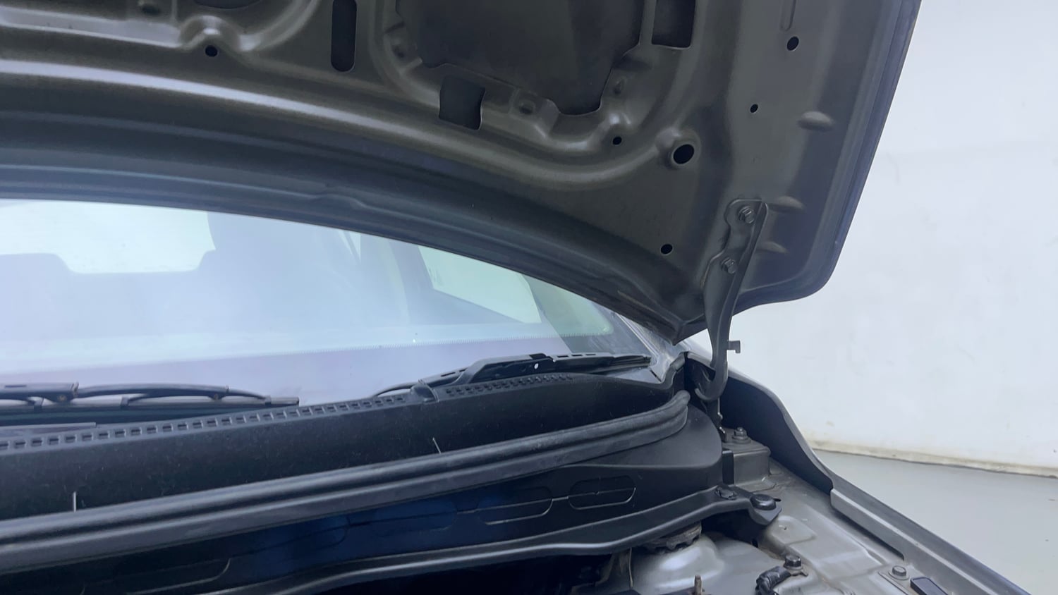 Used 2014 Hyundai i20 Magna 1.2 Petrol Manual engine ENGINE LEFT SIDE HINGE & APRON VIEW