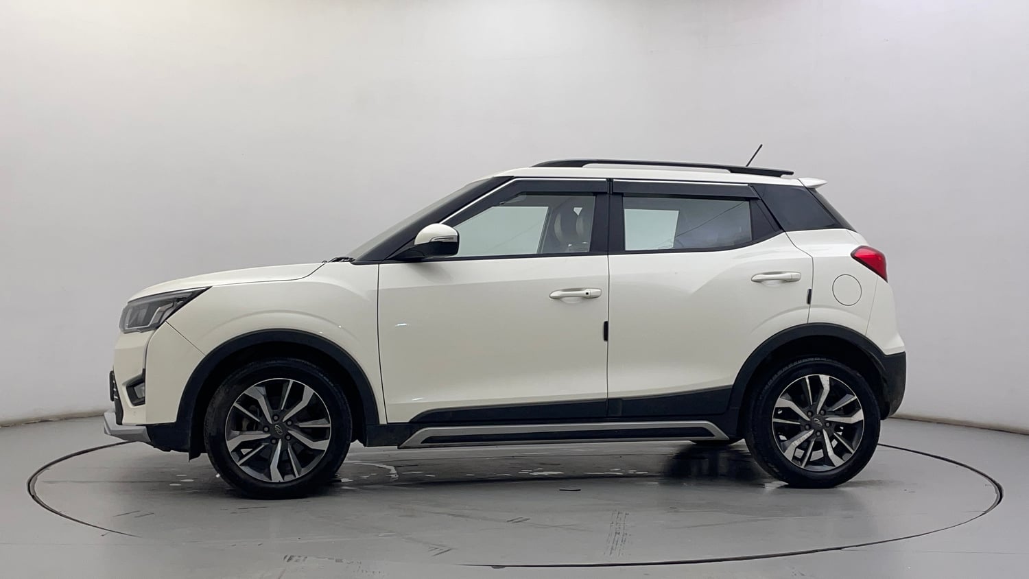 Used 2021 Mahindra XUV 300 W8 (O) 1.2 Petrol Petrol Manual exterior LEFT SIDE VIEW