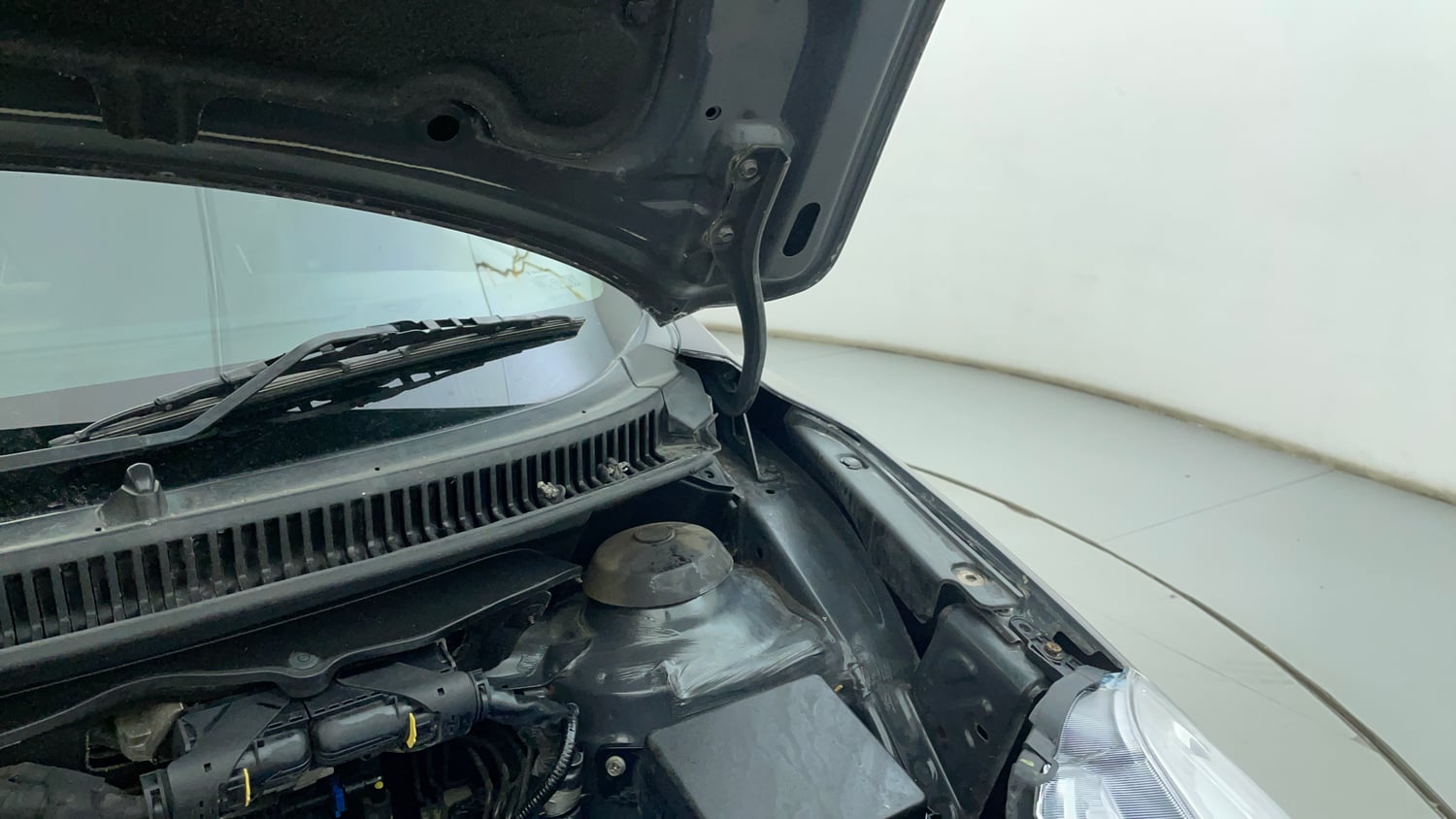 Used 2017 Maruti Suzuki Baleno Delta 1.3 Diesel Manual engine ENGINE LEFT SIDE HINGE & APRON VIEW