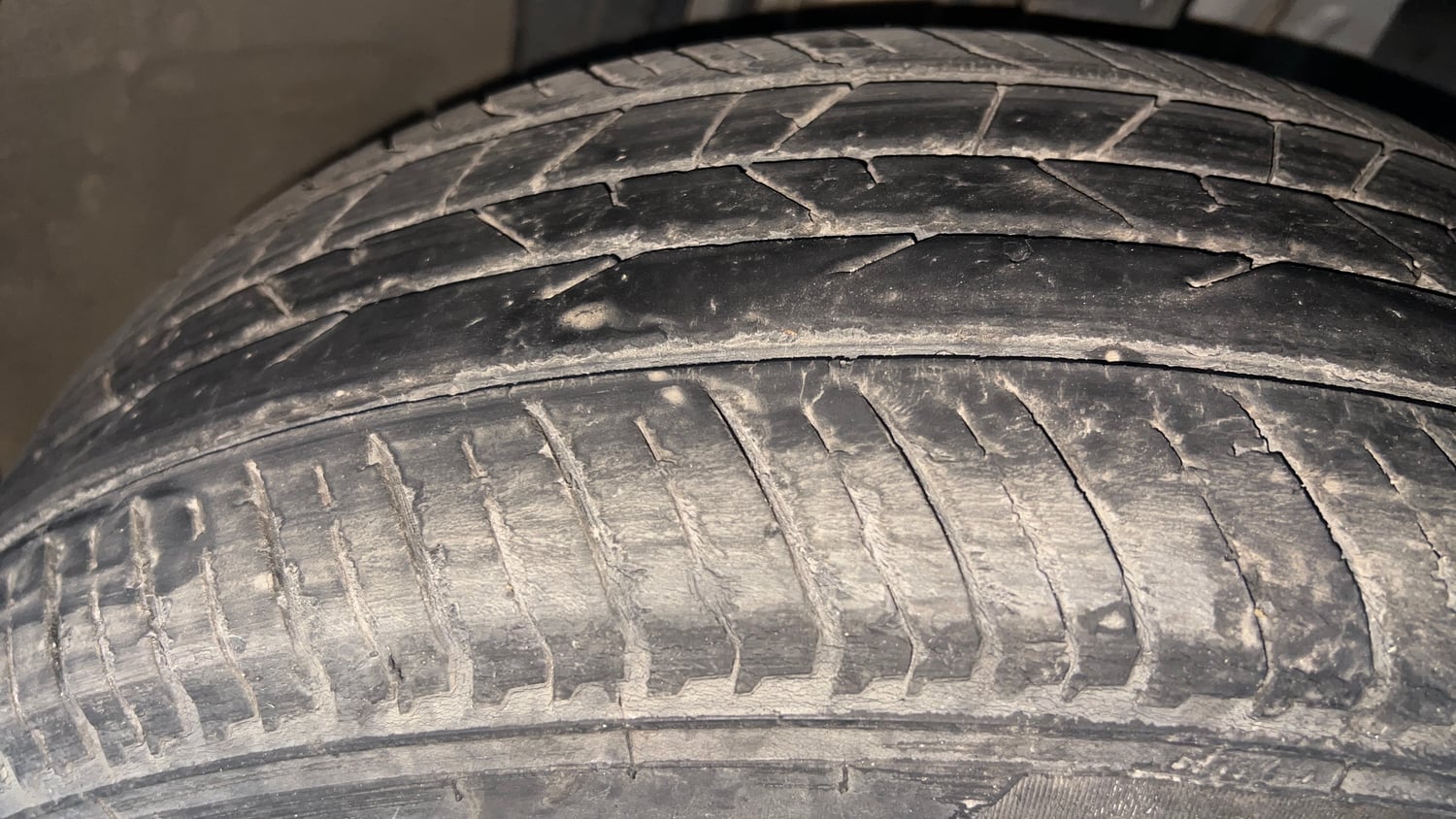 Used 2021 Renault Kiger RXZ Turbo CVT Petrol Automatic tyres RIGHT FRONT TYRE TREAD VIEW