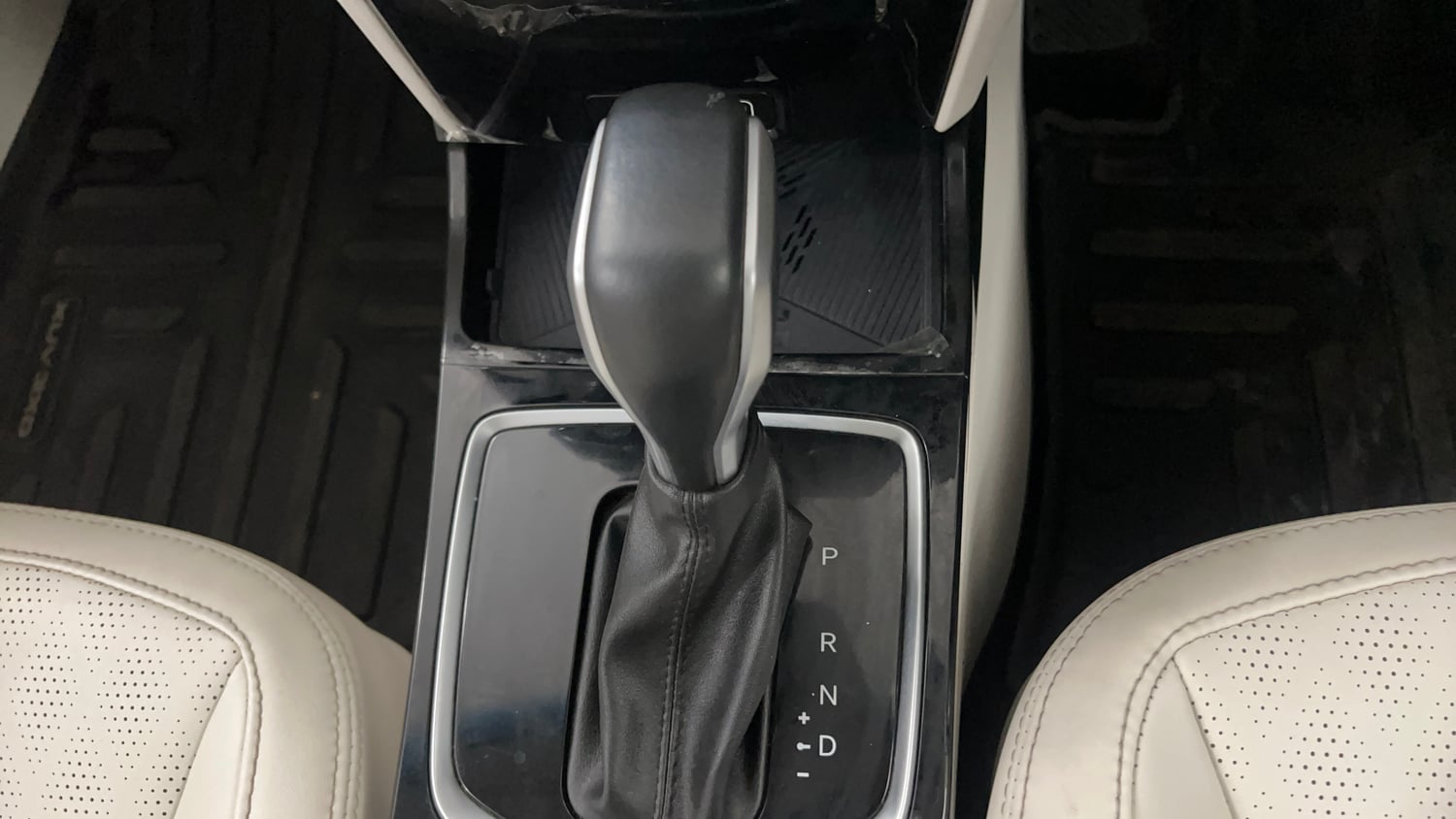 Used 2024 Mahindra XUV 3XO AX7 1.2 Petrol AT Petrol Automatic interior GEAR  KNOB VIEW