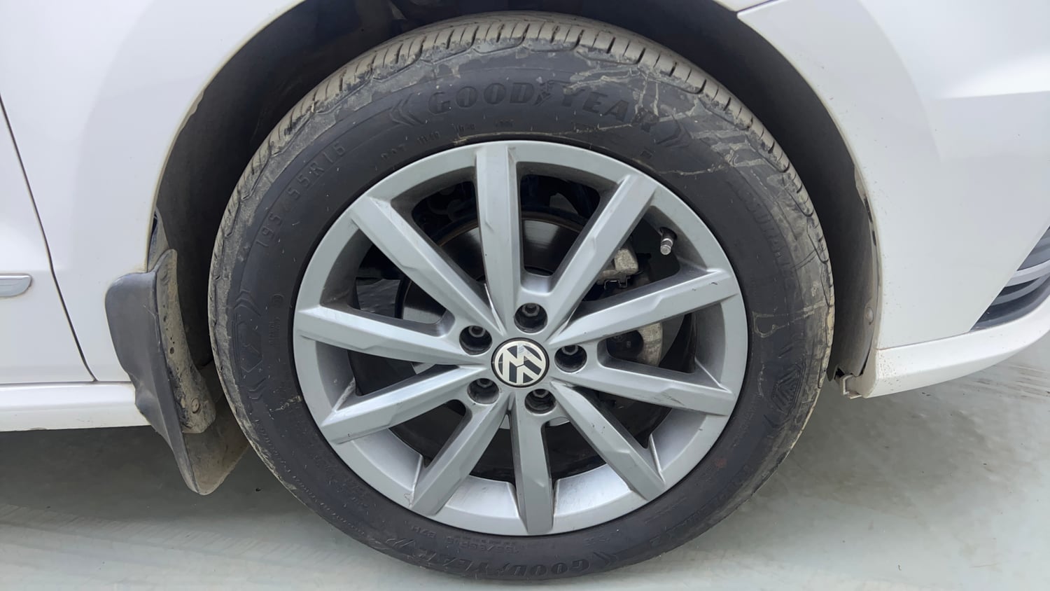 Used 2019 Volkswagen Ameo Highline1.0L (P) Petrol Manual tyres RIGHT FRONT TYRE RIM VIEW