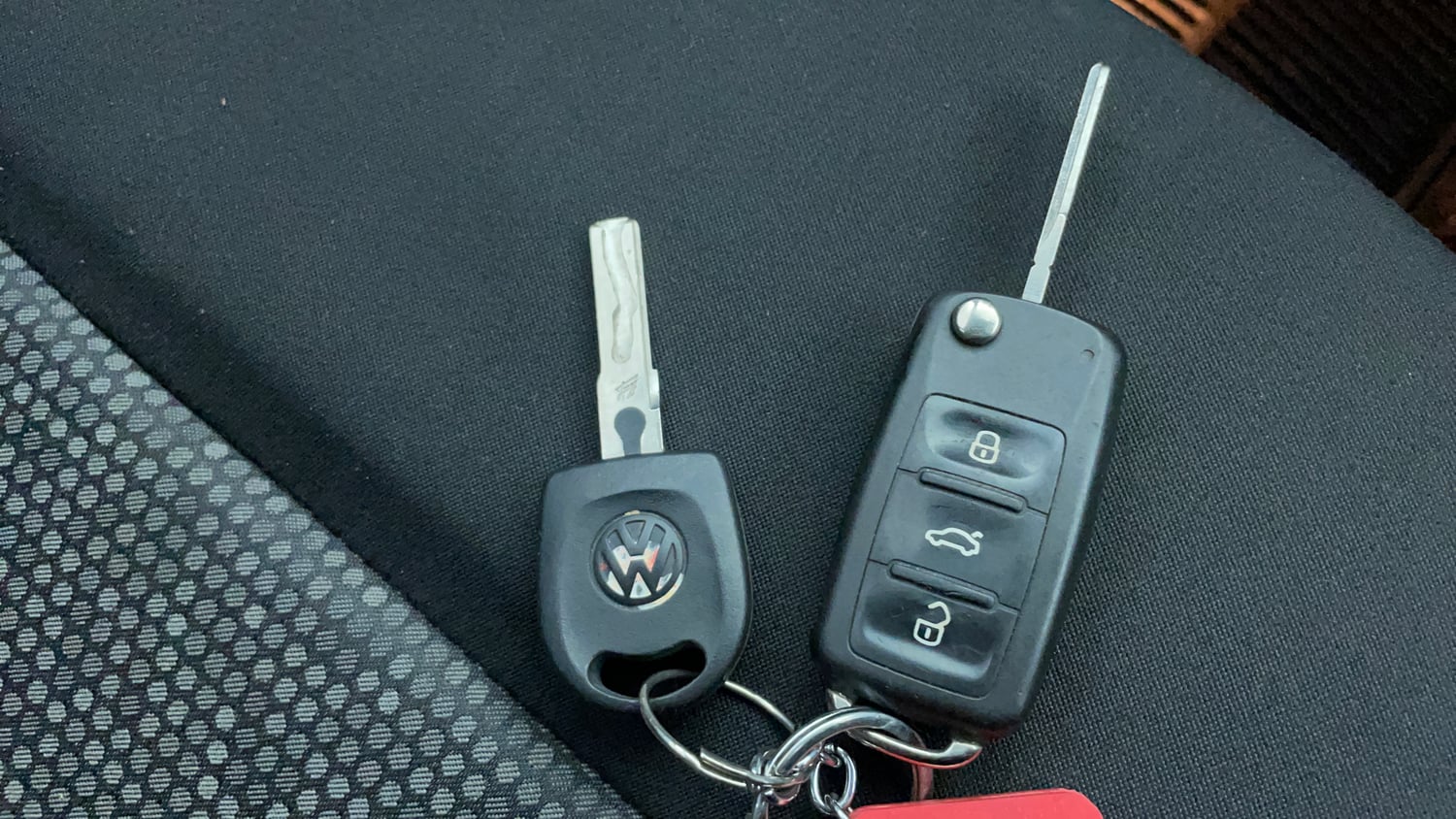 Used 2016 Volkswagen Polo Comfortline 1.2L (P) Petrol Manual extra CAR KEY VIEW