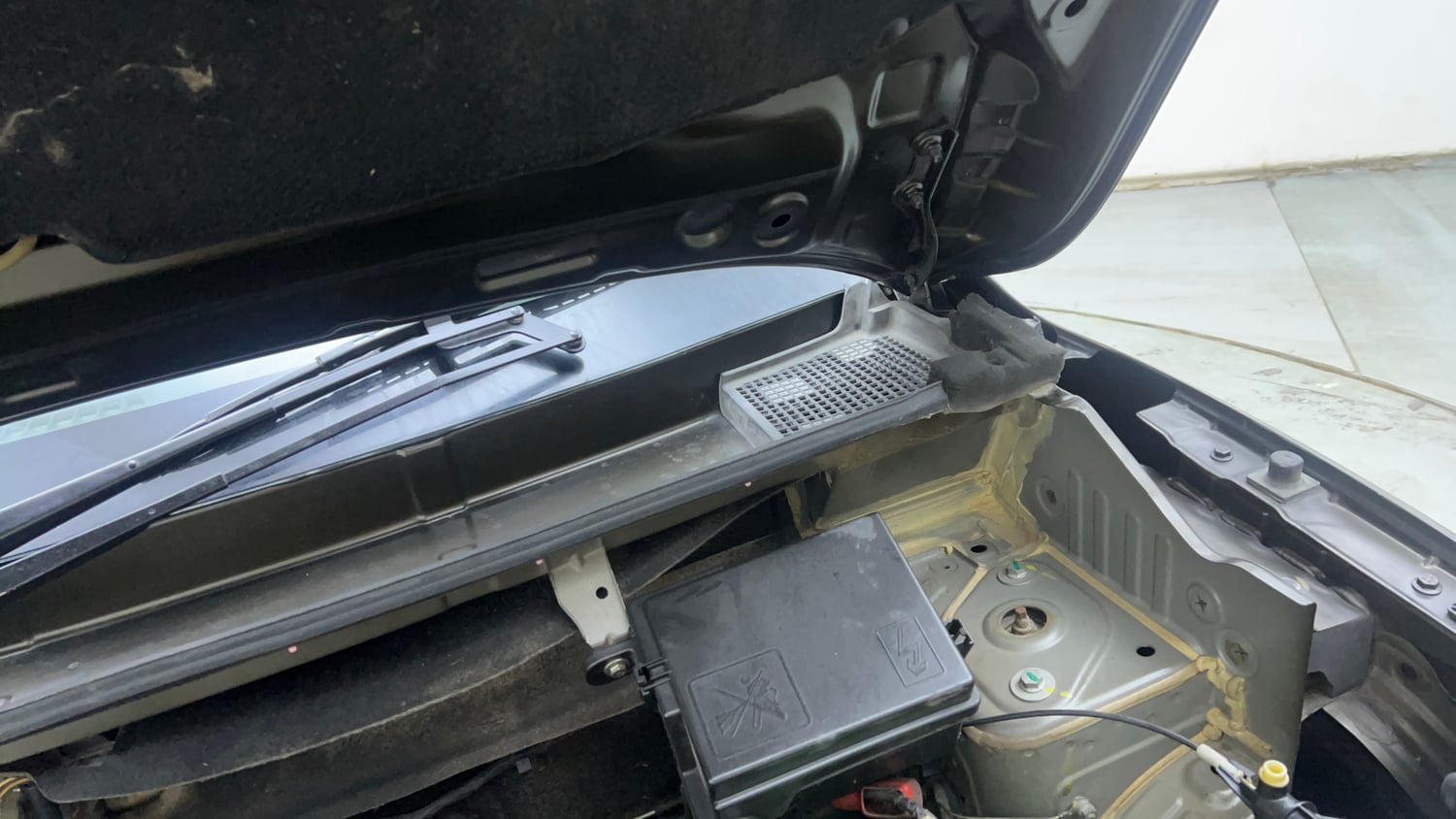 Used 2019 Renault Kwid 1.0 RXT AMT Opt Petrol Automatic engine ENGINE LEFT SIDE HINGE & APRON VIEW