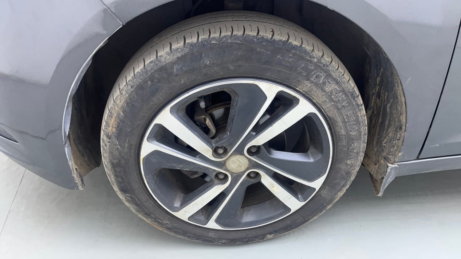 Used 2024 Tata Altroz XZA Petrol Petrol Automatic tyres LEFT FRONT TYRE RIM VIEW