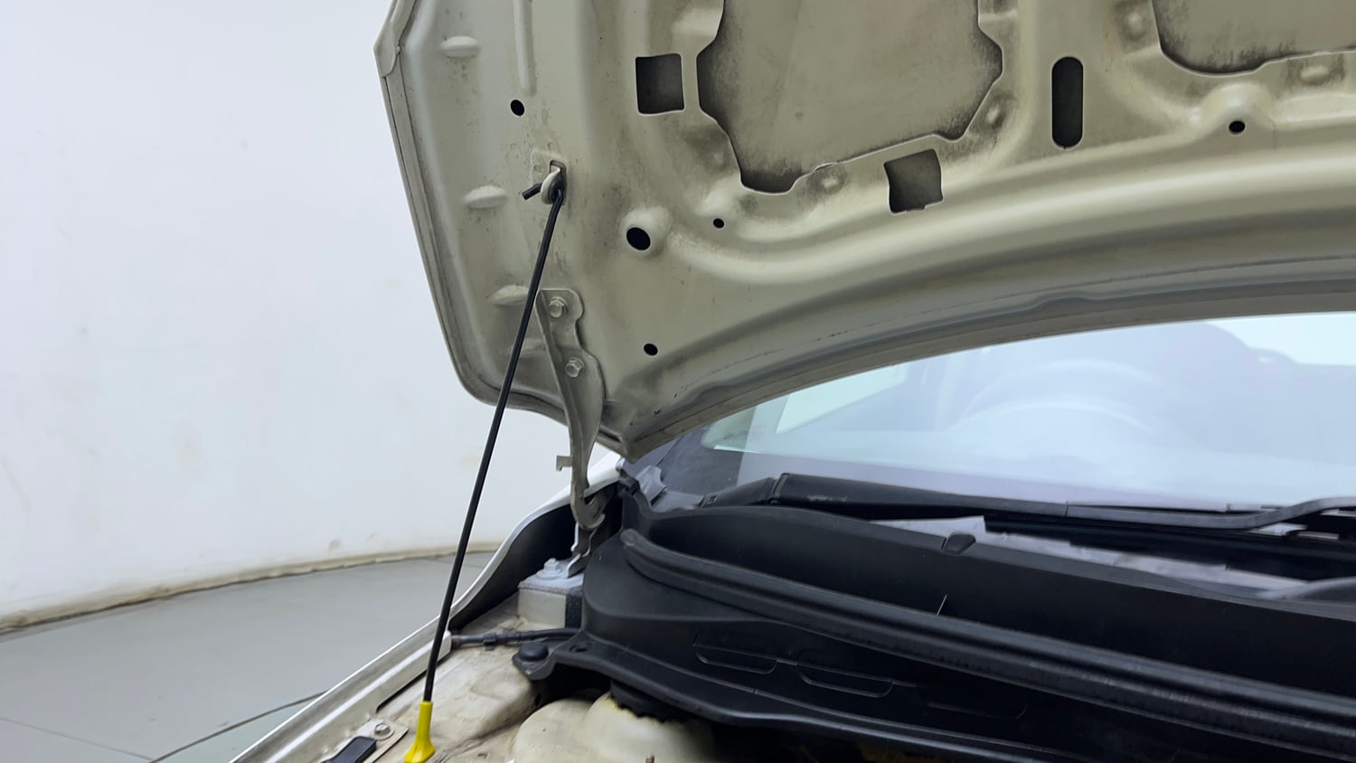 Used 2012 Hyundai i20 Asta 1.2 Petrol Manual engine ENGINE RIGHT SIDE HINGE & APRON VIEW