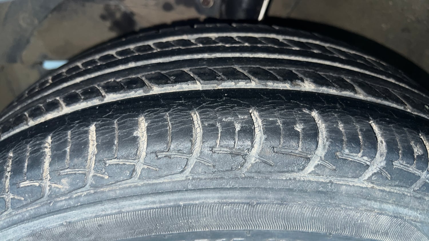 Used 2018 Maruti Suzuki Baleno Delta 1.2 Petrol Manual tyres LEFT FRONT TYRE TREAD VIEW