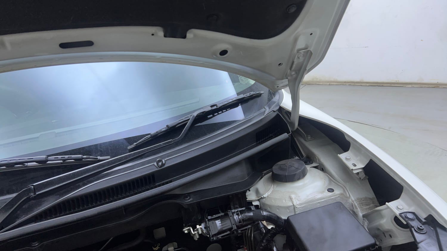 Used 2020 Maruti Suzuki Swift ZXi AMT Petrol Automatic engine ENGINE LEFT SIDE HINGE & APRON VIEW