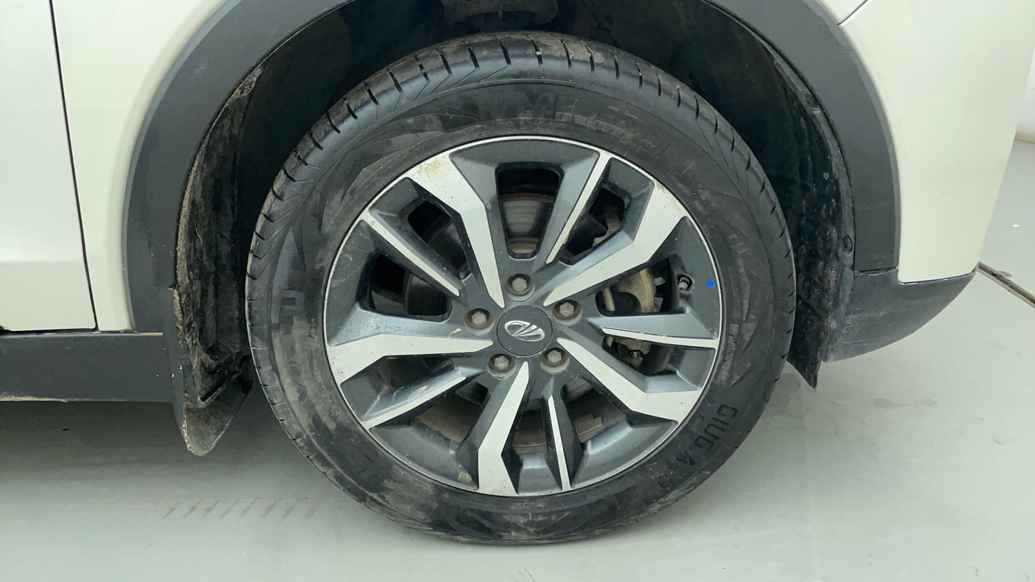 Used 2022 Mahindra XUV 300 W8 (O) 1.5 Diesel AMT Diesel Automatic tyres RIGHT FRONT TYRE RIM VIEW