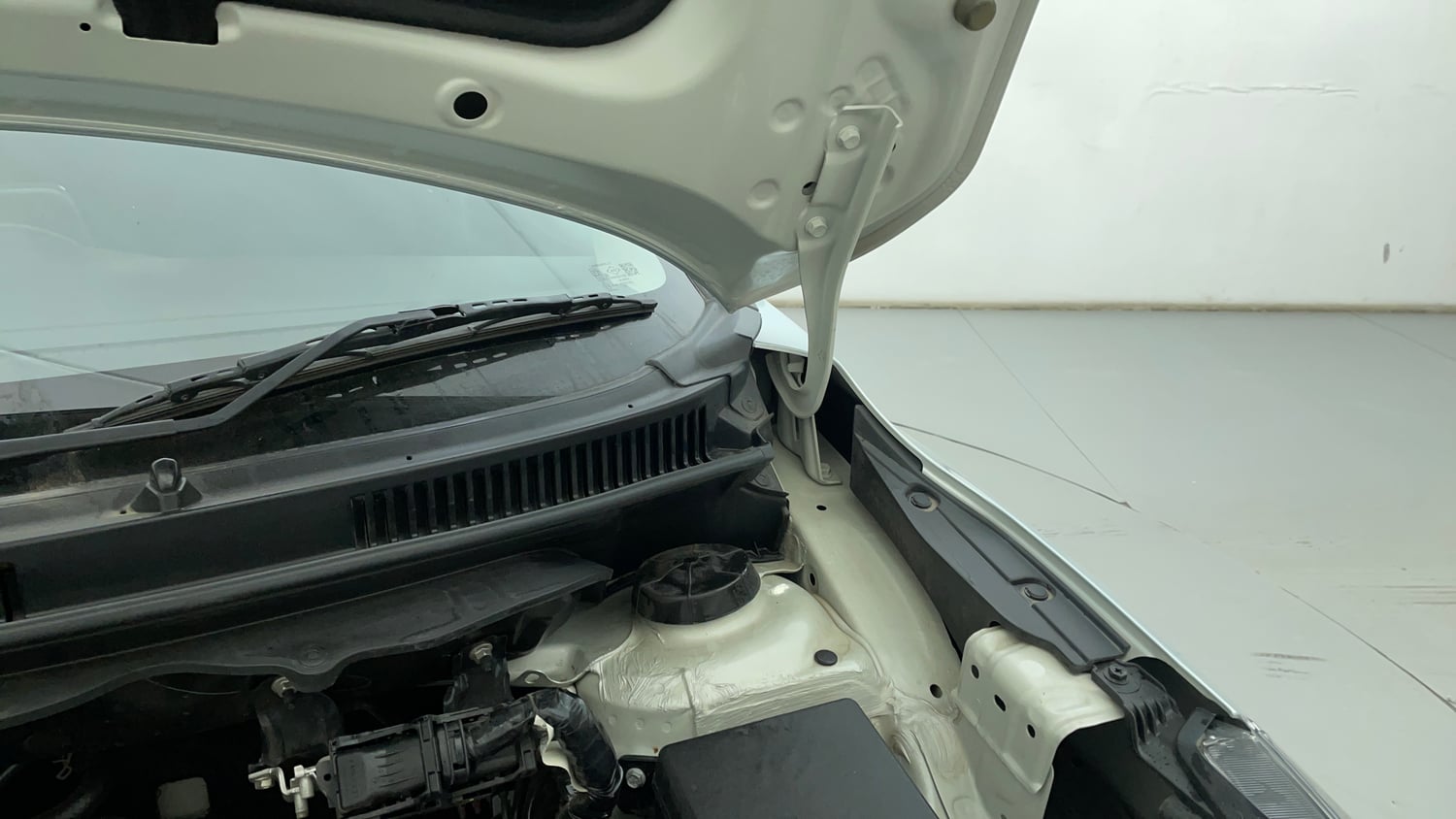 Used 2023 Maruti Suzuki Baleno Alpha AGS Petrol Automatic engine ENGINE LEFT SIDE HINGE & APRON VIEW