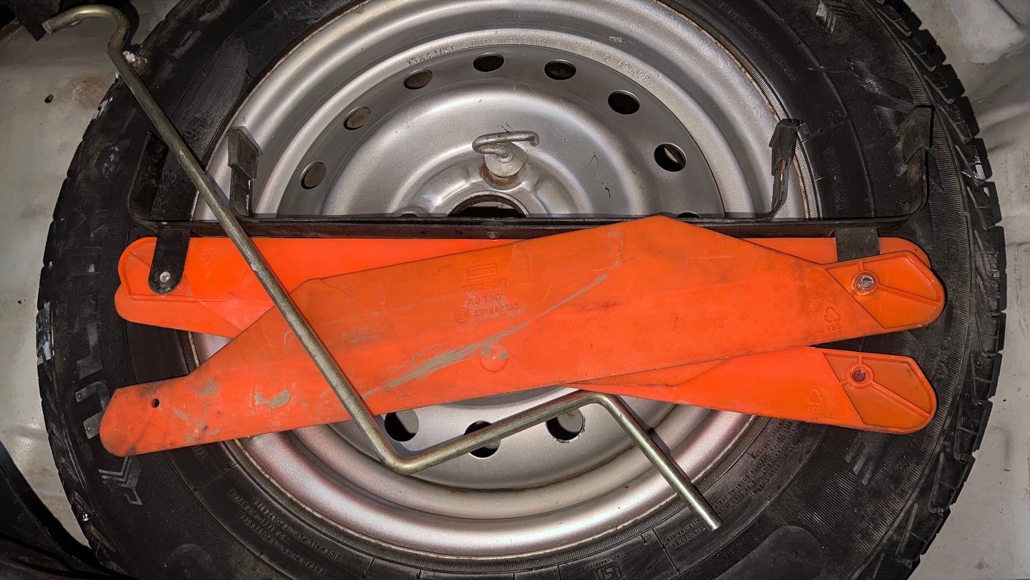 Used 2015 Maruti Suzuki Wagon R VXI Petrol Manual tyres SPARE TYRE VIEW