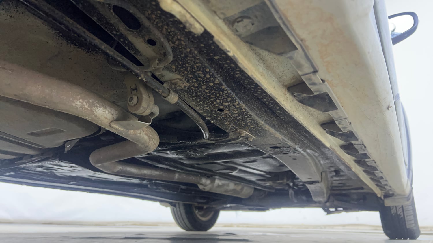 Used 2022 Maruti Suzuki XL6 Alpha AT Petrol Petrol Automatic extra REAR RIGHT UNDERBODY VIEW