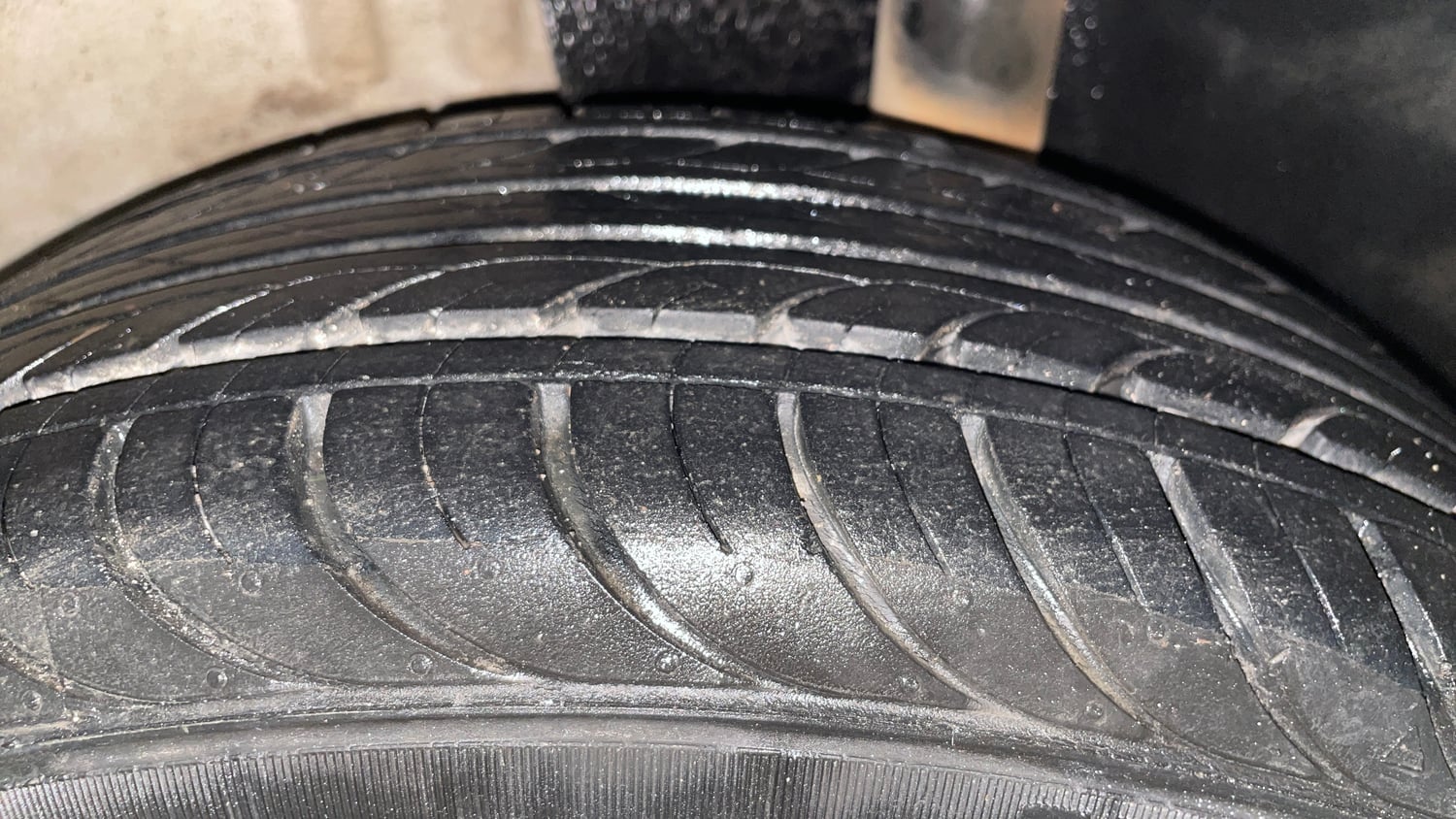 Used 2014 Ford Figo Duratorq Diesel ZXI 1.4 Diesel Manual tyres LEFT REAR TYRE TREAD VIEW