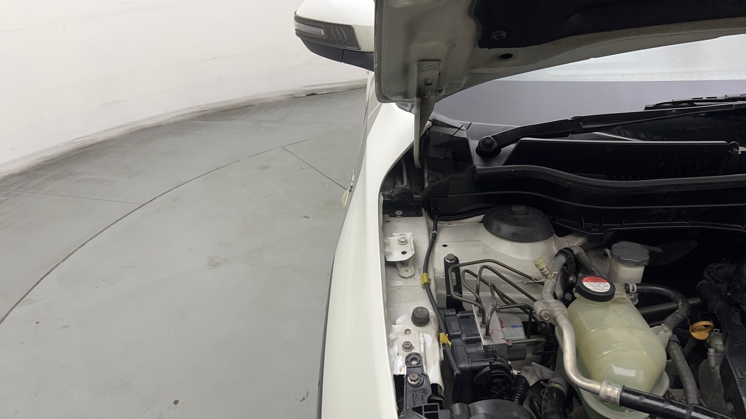 Used 2018 maruti-suzuki Vitara Brezza ZDi AGS Diesel Automatic engine ENGINE RIGHT SIDE HINGE & APRON VIEW