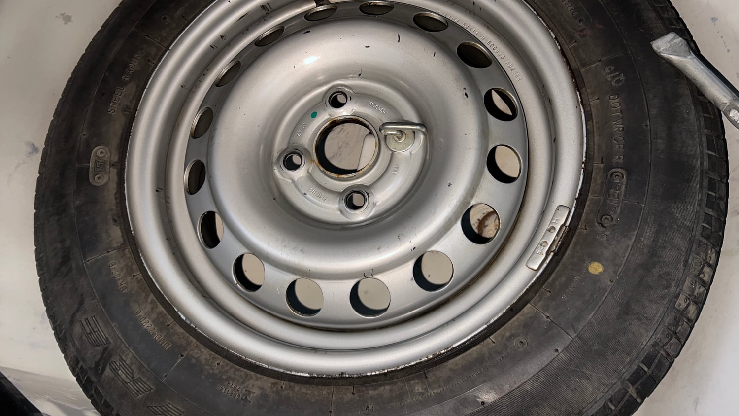 Used 2017 Maruti Suzuki Swift Lxi (O) Petrol Manual tyres SPARE TYRE VIEW