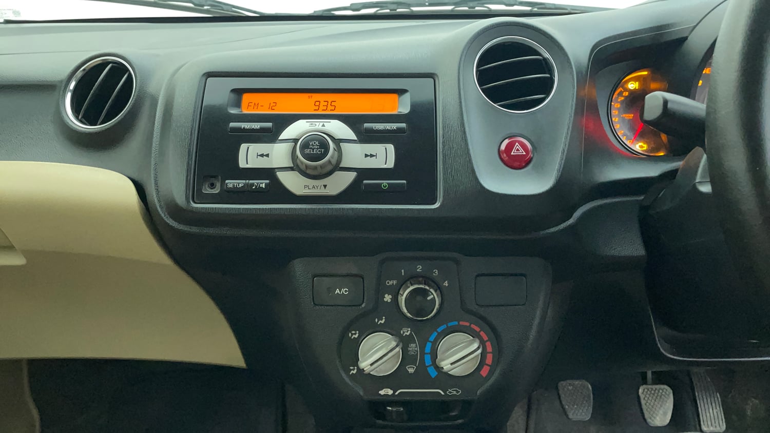 Used 2014 Honda Amaze 1.2 S i-VTEC Petrol Manual interior MUSIC SYSTEM & AC CONTROL VIEW