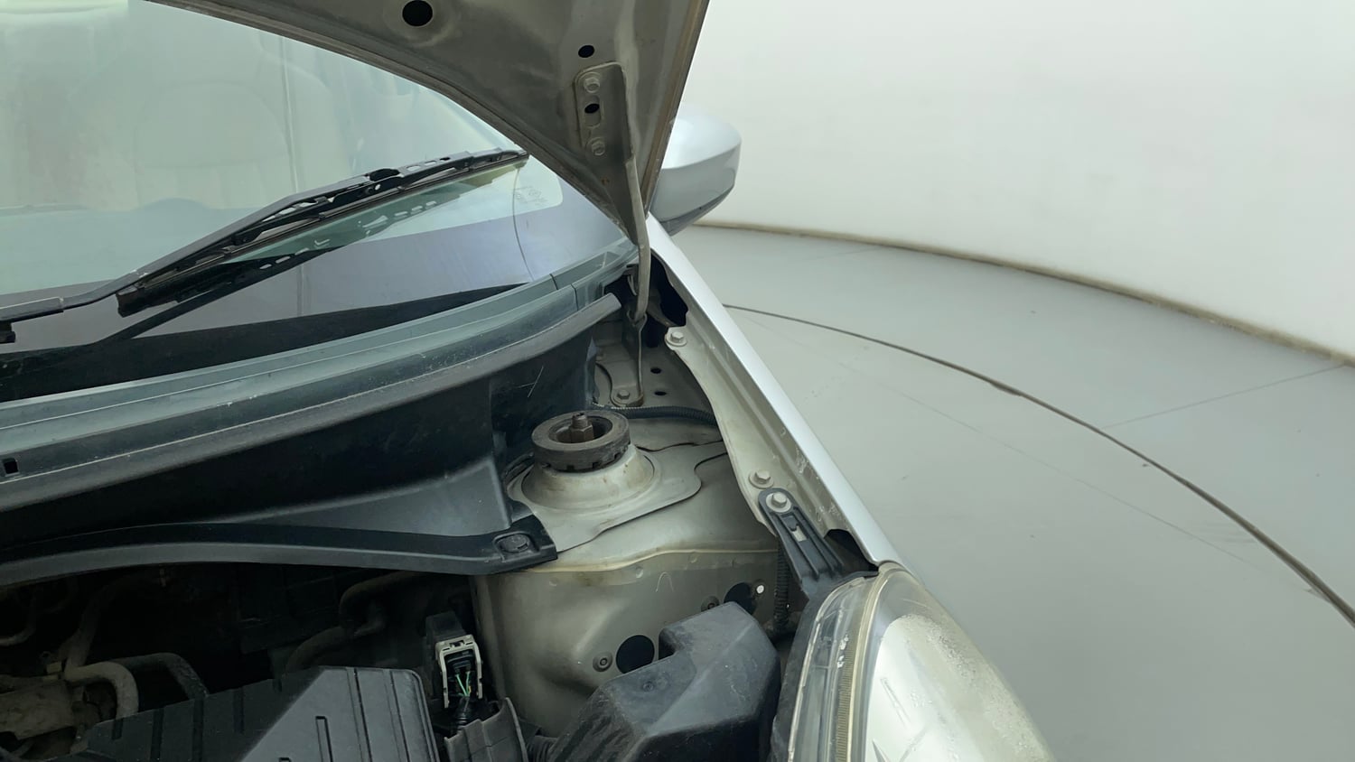 Used 2014 Honda Amaze 1.2 S i-VTEC Petrol Manual engine ENGINE LEFT SIDE HINGE & APRON VIEW