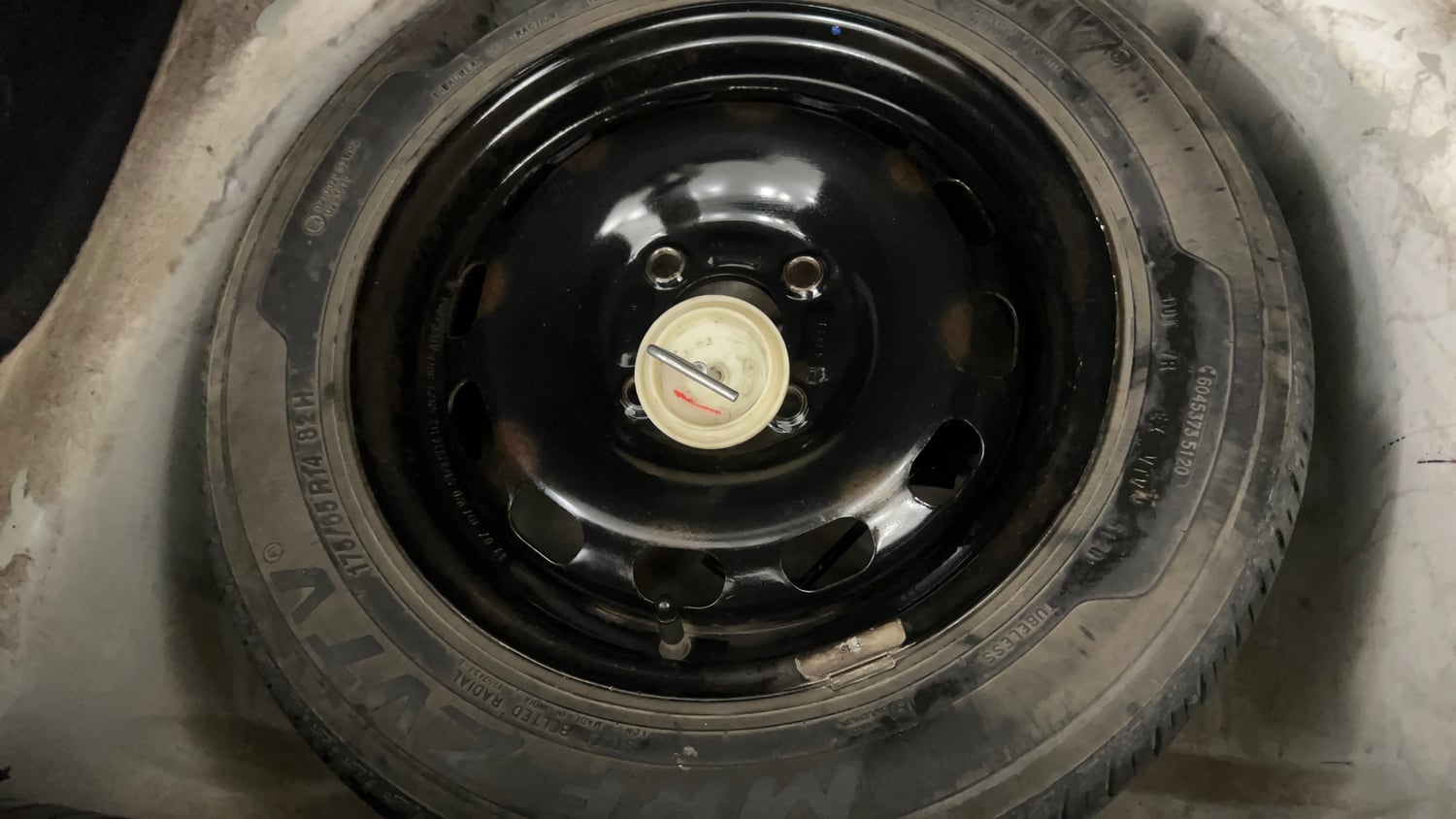 Used 2013 Ford Figo Duratorq Diesel ZXI 1.4 Diesel Manual tyres SPARE TYRE VIEW