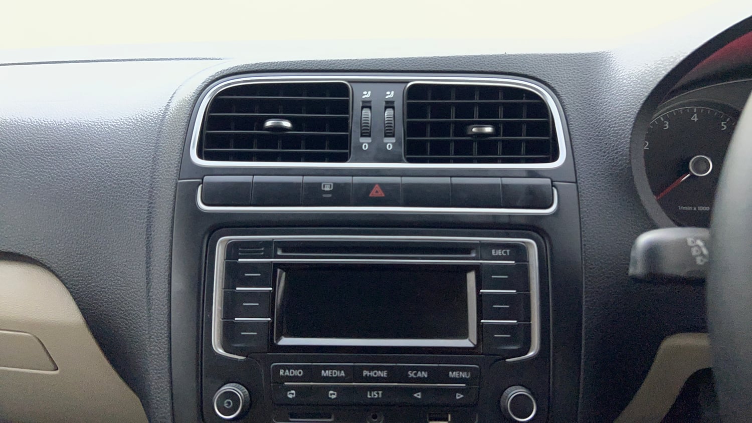 Used 2014 Volkswagen Polo Highline1.2L (P) Petrol Manual top_features Integrated (in-dash) music system