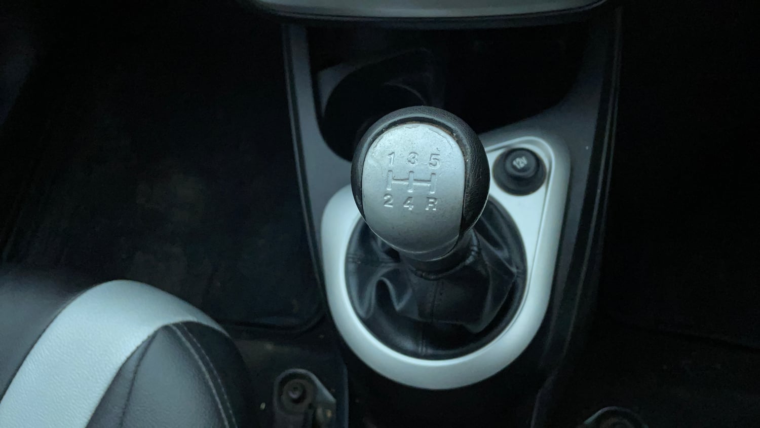 Used 2014 Ford Figo Duratorq Diesel ZXI 1.4 Diesel Manual interior GEAR  KNOB VIEW