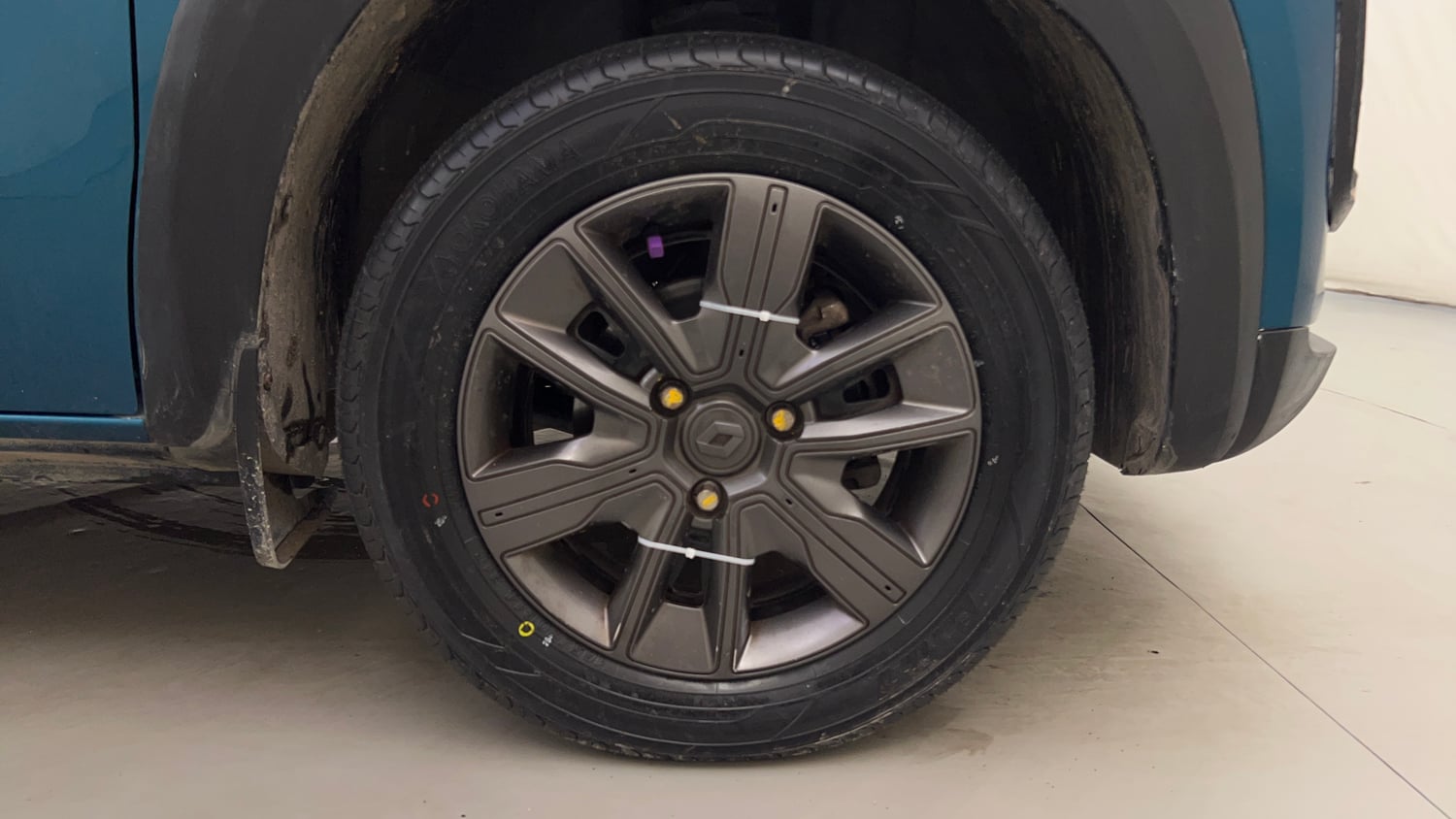 Used 2019 Renault Kwid CLIMBER 1.0 Opt Petrol Manual tyres RIGHT FRONT TYRE RIM VIEW