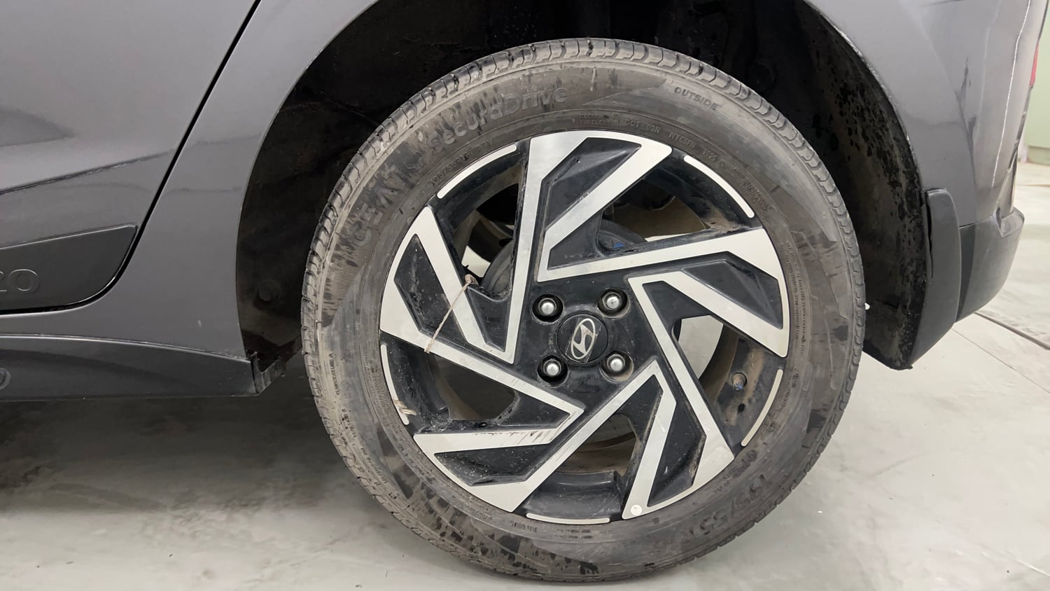 Used 2025 Hyundai New i20 Asta (O) 1.2 IVT Petrol Automatic tyres LEFT REAR TYRE RIM VIEW