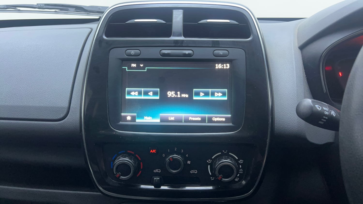Used 2019 Renault Kwid 1.0 RXT AMT Opt Petrol Automatic interior MUSIC SYSTEM & AC CONTROL VIEW